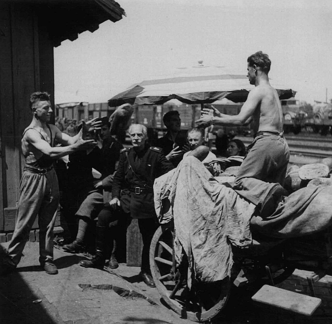 Budapest 1941 Soldati italiani e romeni in stazione