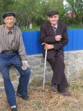 03 Anziani nei pressi monumento Vasily Prokatov