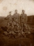 Pellegrino D_Argenio (in piedi, a destra), Luigi Botto (in piedi, al centro) e commilitoni - 121ª Compagnia Cannoni - Div. Sforzesca