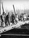1940 Trino Vercellese - Fasi e particolari del gittamento di ponti su barche 02