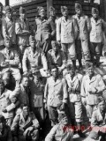 12 1935-36 Pontieri di fronte ad un deposito legname