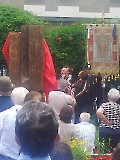 13.06.15 - Milano - Giardini di Via Verziere - Il tricolore viene tolto e il monumento è visibile